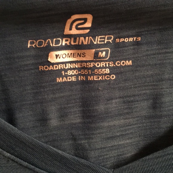 Bundle/lot of two long sleeve workout shirts. - Picture 3 of 7